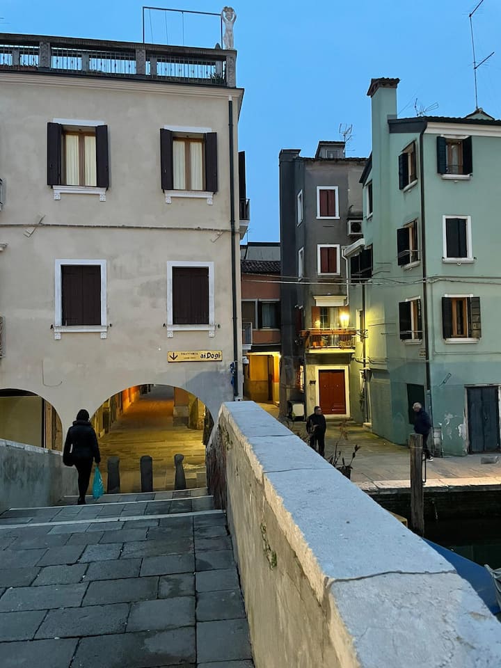 Ponte Zitelle Vecchie, collega il Corso del Popolo alla riva Vena, in prossima di Calle Ponte Zitelle Vecchie dove è ubicata la Maisonette Irma.